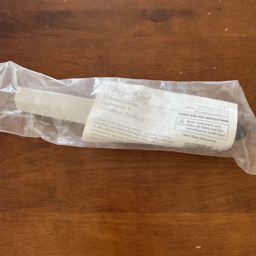 New In Pack Pampered Chef V-Shaped Cutter #1160 Tool To Separate Fruit In Half‎